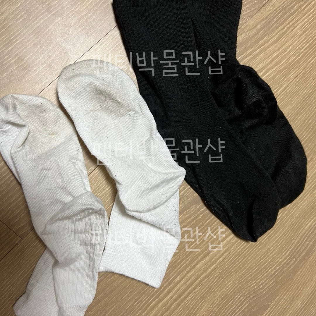 이름: 김소희 나이: 28 직업: 간호조무사 관계: 여친 품목: 검정양말1,흰색양말1 사이즈: 상태: 검정양말 흰색양말 각각 4일씩  착용 발꼬랑내 납니다 거래방법:택배거래 판매가: 22000 인증 및 사진 제공여부: 구매시 일상사진 제공 #여자친구 #양말 #패티시