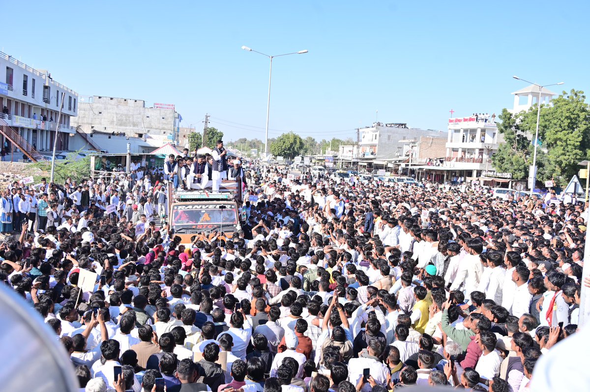 बाड़मेर एवं बालोतरा की सीमा में परिवर्तन करना जनता की पहचान, इतिहास और भावनाओं पर गहरी चोट है। 

जनभावनाओं को दरकिनार कर राजनीतिक दुर्भावना से थोपे गए इस फैसले की कांग्रेस पार्टी पुरजोर निंदा करती है। 

जनता को मोहरा बनाकर किए गए निर्णय के खिलाफ आज #धोरीमन्ना की धरती पर उमड़ा ये