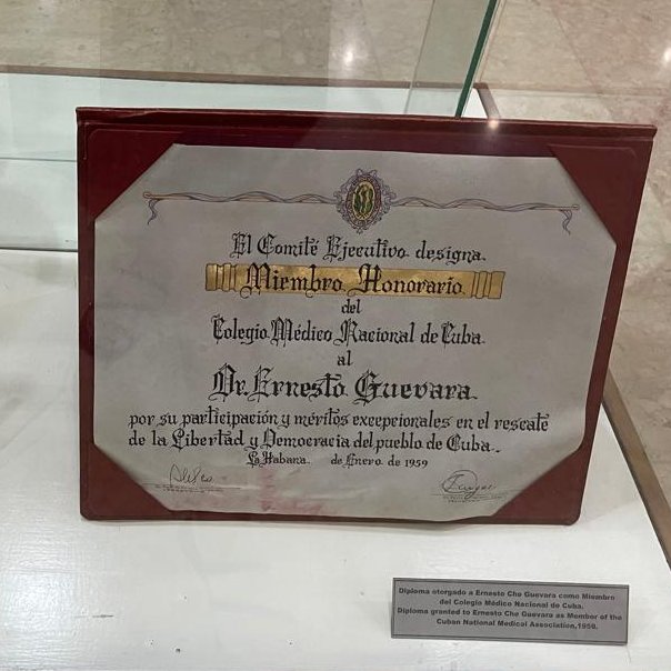 GuevaraCom5445's tweet photo. 🩺🇨🇺 14 de enero de 1959. El Colegio Médico Nacional de Cuba declara al Che Guevara "Médico Cubano Honorario". Un reconocimiento que simboliza la unión entre ciencia, ética y compromiso revolucionario.
#ceche #CheGuevara #Médico #Efeméride #Revolución #DestacamentoDeRefuerzo https://t.co/XXBW6d6yKw