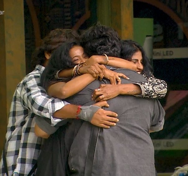 Nivi21761400's tweet photo. Everyone in BB9 is ENVY of
ANBU GANG..
End of this ssn..ANBU GANG STOOD STRONG AGAINST ALL THE STORMS.
Kemi once part of Anbu gang,now feel bad for leaving the grp.
Divya feels jealous of Anbu gang,
ANBU JEICHIDUCHU MAARAA.🥺❤🥳
#BiggBossTamil9 #Anbugang
#KaniThiru𓃵 https://t.co/8FjjtGYaC3