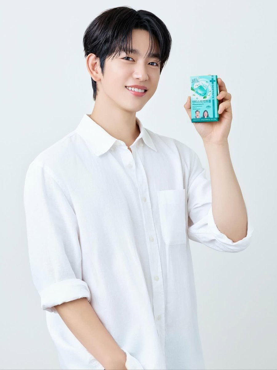 I think they’re new set of photoshoot since he’s wearing white shirt here while the magazine’s was green sweater 👀