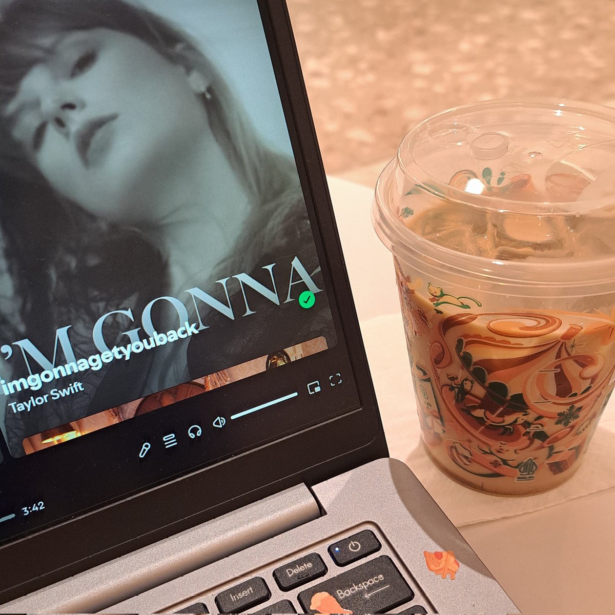 alesector's tweet image. jujur aja nyawa gw kyk mau ketarik tiba tiba ketemu dospem gw di fore wHILE GUENYA LAGI SKRIPSIAN DI SANA shejsnhe😩😩