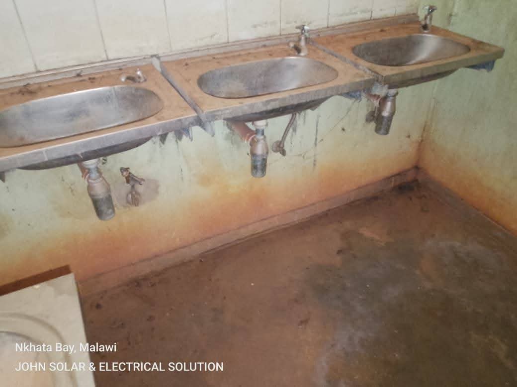 Hopemalopa's tweet photo. The condition of Nkhata Bay Hospital, which was officially opened in 2016, is concerning; the management appears to be ineffective, and without intervention from relevant authorities, the hospital may deteriorate further due to neglect. https://t.co/uYGmCnvTzO