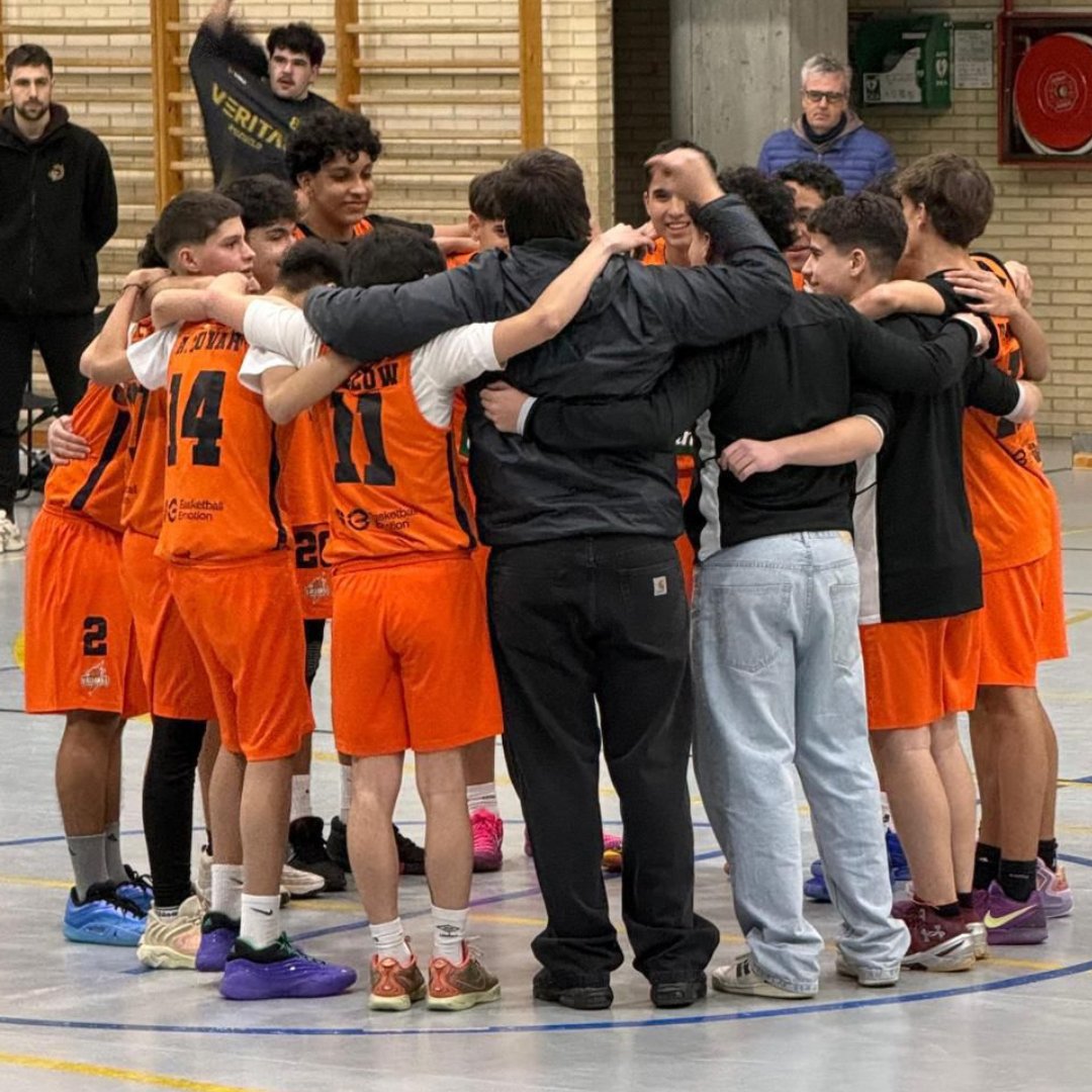 🏀 Veritas Pozuelo 35-39 Junior Azul

Gran victoria frente a un rival contra el que en la ida perdemos por 59 puntos lo que demuestra la progresión. Primer cuarto de 5-21 que nos dio un valioso colchón para el resto del partido. ¡A seguir así!

🧡 #VallekasBasket #WorkInProgress