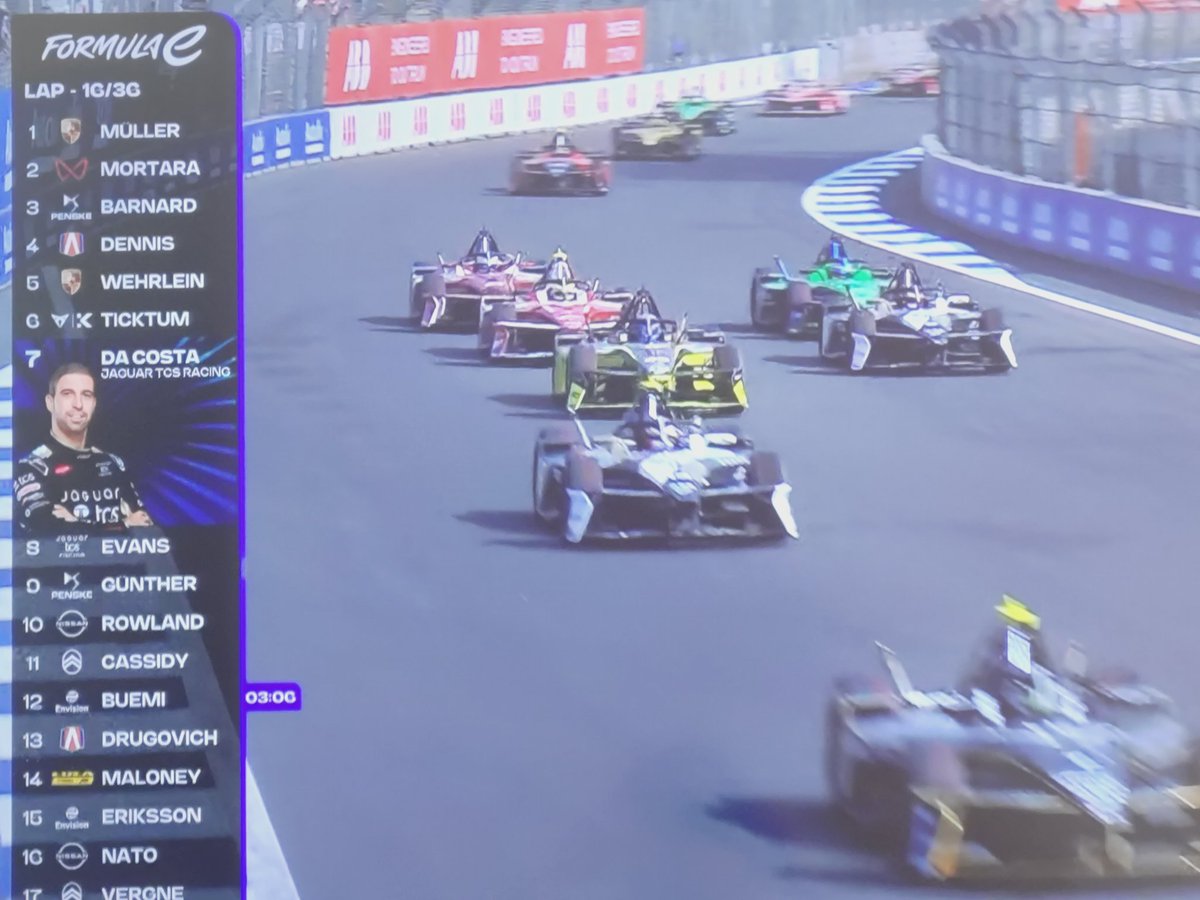 How is this ok by FIA standards, push car wide while 0% alongside 🤣