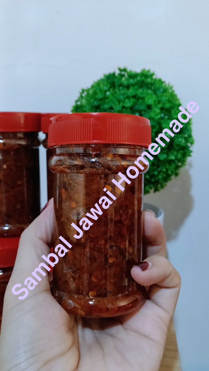 ImMemeStash's tweet photo. Siapa yang ga bisa makan kalau ga ada sambal?  ☝️

Daripada repot mengulek sendiri dan tangan jadi panas, mending ikut PO Sambal Jawai Homemade ajaa.. 
Dijamin rasanya seperti masakan mama di rumah.
List PO dibuka sampai hari jumat yaa.. https://t.co/5gHAt7Rgaz
