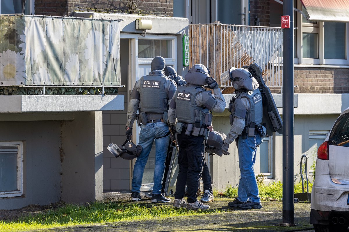 Arrestatieteam valt woning Nieuwland binnen - na vuurwapenmelding