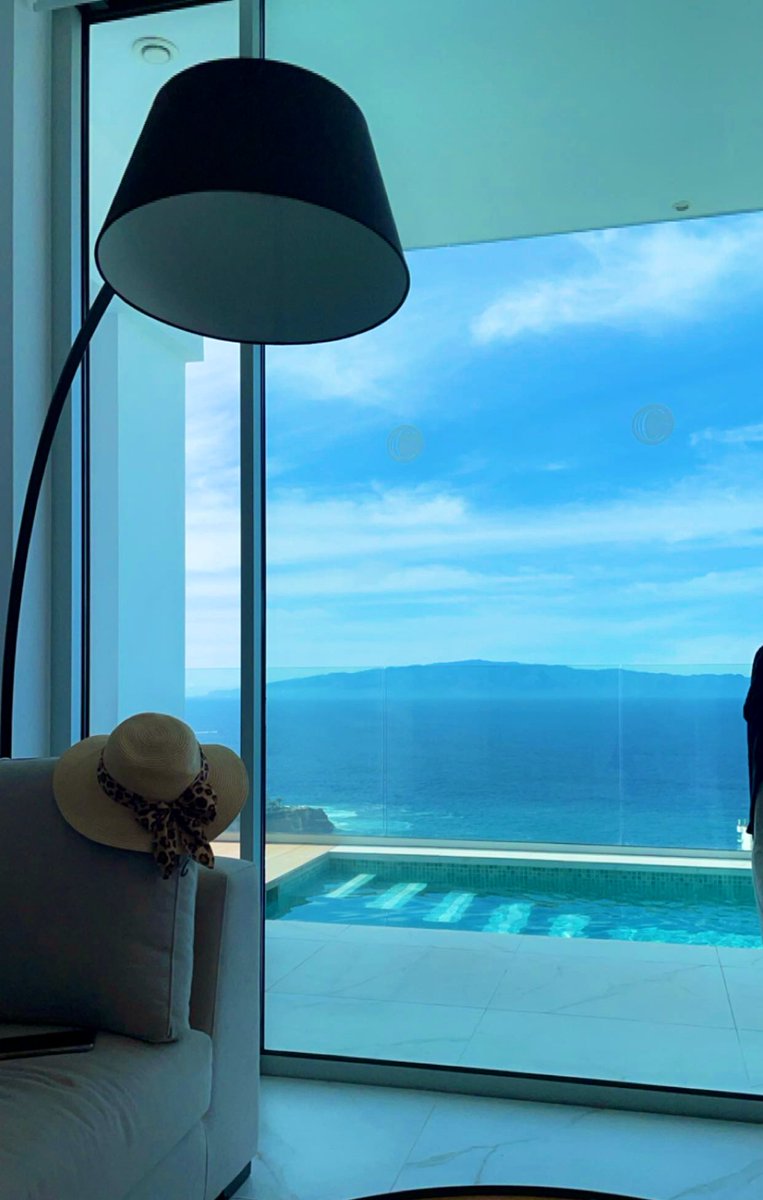 SarahYAlmulhim's tweet image. صديقة روحي المرحومة شذى🌻
حين تعلم أنني في مكان أو مع أشخاص أحبهم، لم تكن تقول لي «انبسطي»، بل ترفع المعيار وتقول: «انطربي»!
وكانت تصف لي الانطراب بأنه قمة البهجة،،
تلك الحالة التي تأخذك عند الاستماع إلى ما تحب، حيث يتمايل القلب وكأن الروح تُحلّق في سماء الرضا.

لذا، وسّعوا من…