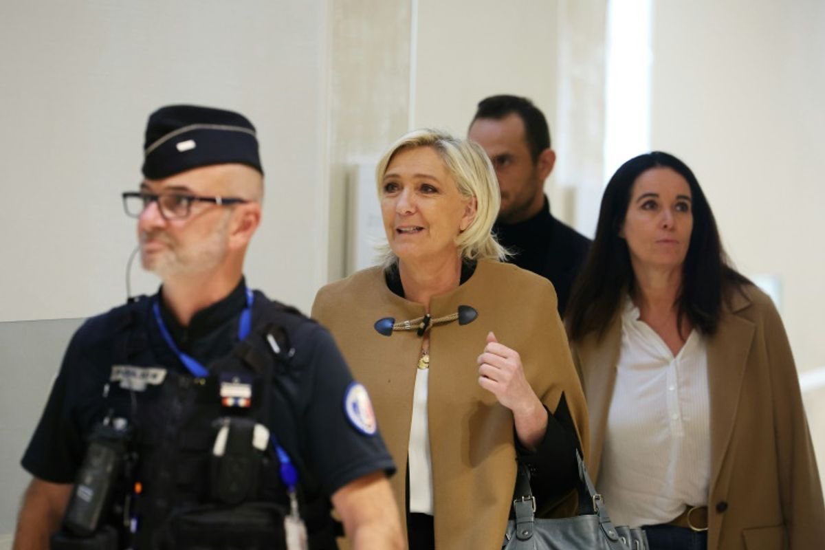 BastionMediaFR's tweet image. 🔴🇫🇷 𝗔𝗟𝗘𝗥𝗧𝗘 𝗜𝗡𝗙𝗢 — Au deuxième jour du procès en appel, le parquet général s’est ALIGNÉ sur le raisonnement de Marine Le Pen et a estimé qu’elle avait été INJUSTEMENT condamnée en première instance.

Cela concerne une dizaine de contrats litigieux pour lesquels Marine…