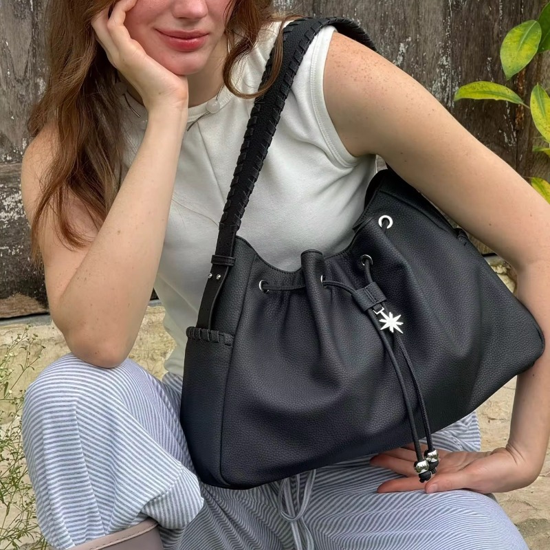 Bunbunnyreview's tweet photo. GLISS – GRAHAM กระเป๋าทรง Hobo ดีไซน์เรียบ ใส่ของได้จริง ปรับสายได้หลายระดับ ใช้สะพายไหล่หรือ Crossbody ได้ในใบเดียว