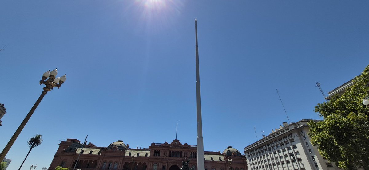 FabianWaldman's tweet image. Si las banderas no hubieran flameado durante 13 días durante una administración peronista serían tapas de diarios, los medios enviarían móviles a Plaza de Mayo. Pero no.
Sigue sin mástil la Casa Rosada y sin bandera el de Plaza de Mayo.