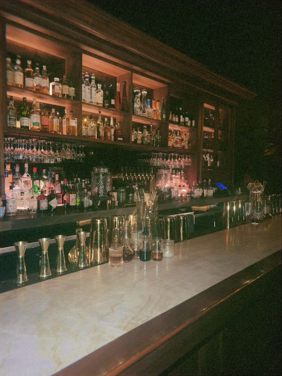 cellbinhp's tweet image. ୨ #byler Au! ⭑ 

Onde will começa a frequentar um bar por conta do bartender gatinho 

Ou 

Onde mike não sabe lidar com os flertes que recebe do garoto bonito que ele atende todo final semana