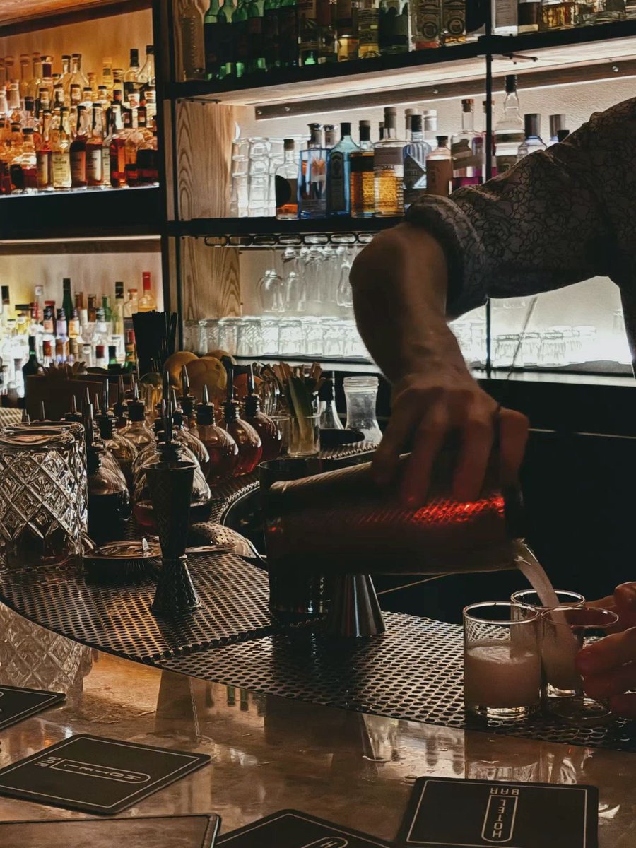 cellbinhp's tweet image. ୨ #byler Au! ⭑ 

Onde will começa a frequentar um bar por conta do bartender gatinho 

Ou 

Onde mike não sabe lidar com os flertes que recebe do garoto bonito que ele atende todo final semana