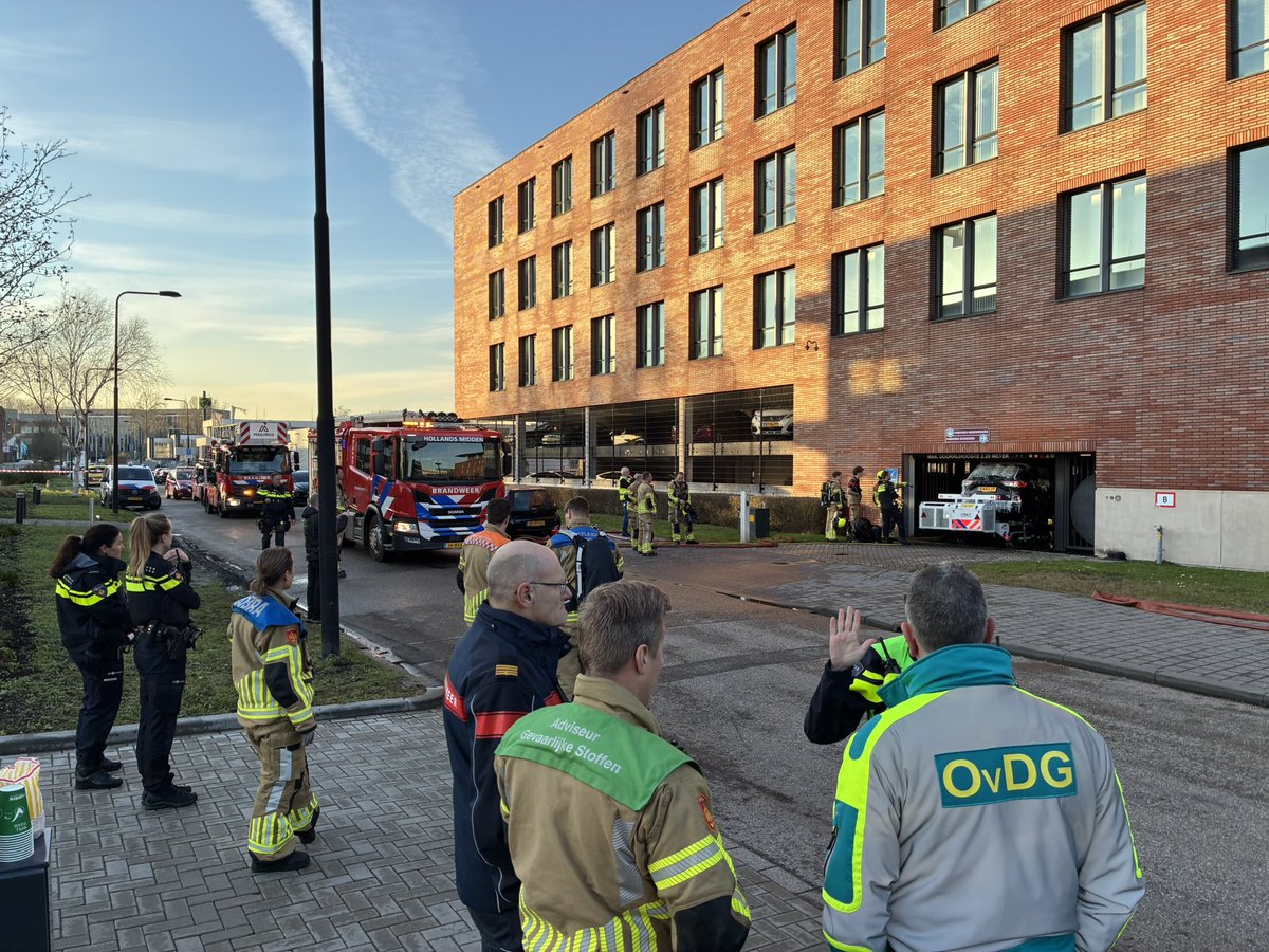 Autobrand in parkeergarage in Gouda