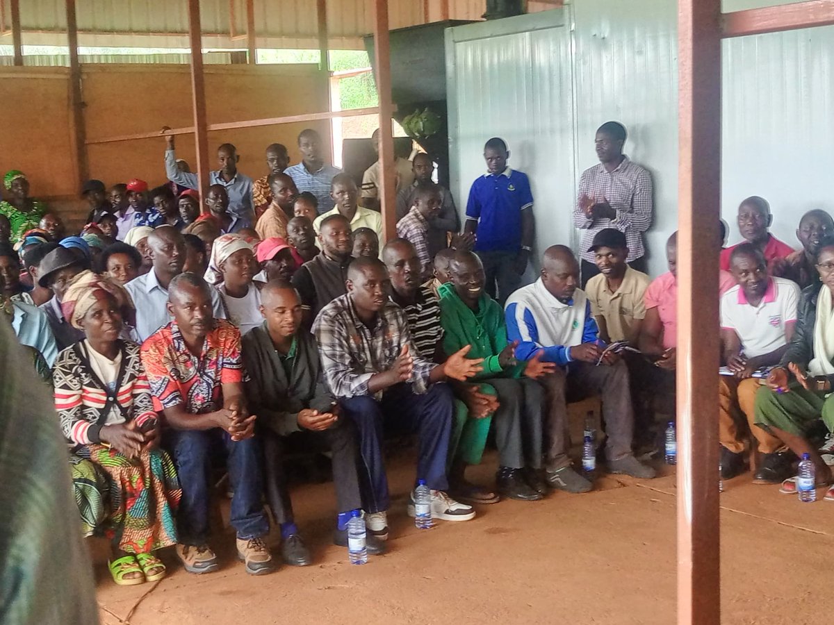 Fondation3600's tweet photo. E. Iradukunda reports a @RwamaganaDistr meeting launching Season B 2026, chaired by the Vice Mayor, emphasizing maize productivity, market-oriented farming, FOBASI standards, storage improvement, and 220 tons from 300 hectares expected in Mwurirw, Gahengeri, Nzige &amp;Rubona. https://t.co/lSkqiuJ9Za