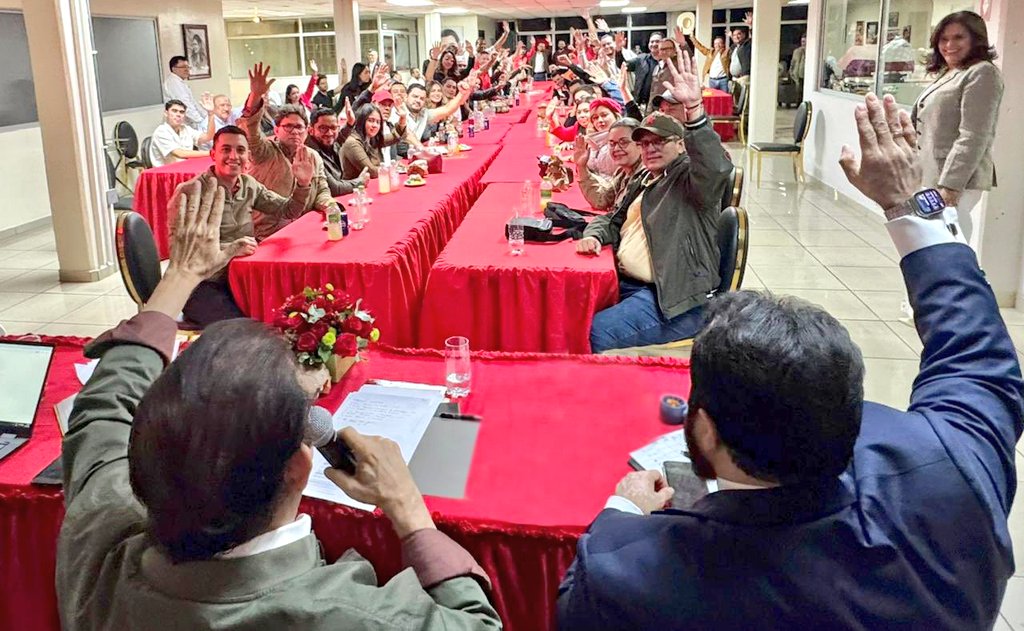 EsdrasAriel3's tweet photo. La bancada electa del Partido Libre anunció que se abstendrá de las deliberaciones del próximo Congreso Nacional.

La decisión no tendría mayor trascendencia, pues nacionalistas y liberales cuentan con los votos para prescindir de Libre por cuatro largos años. https://t.co/IjlVoqHUex