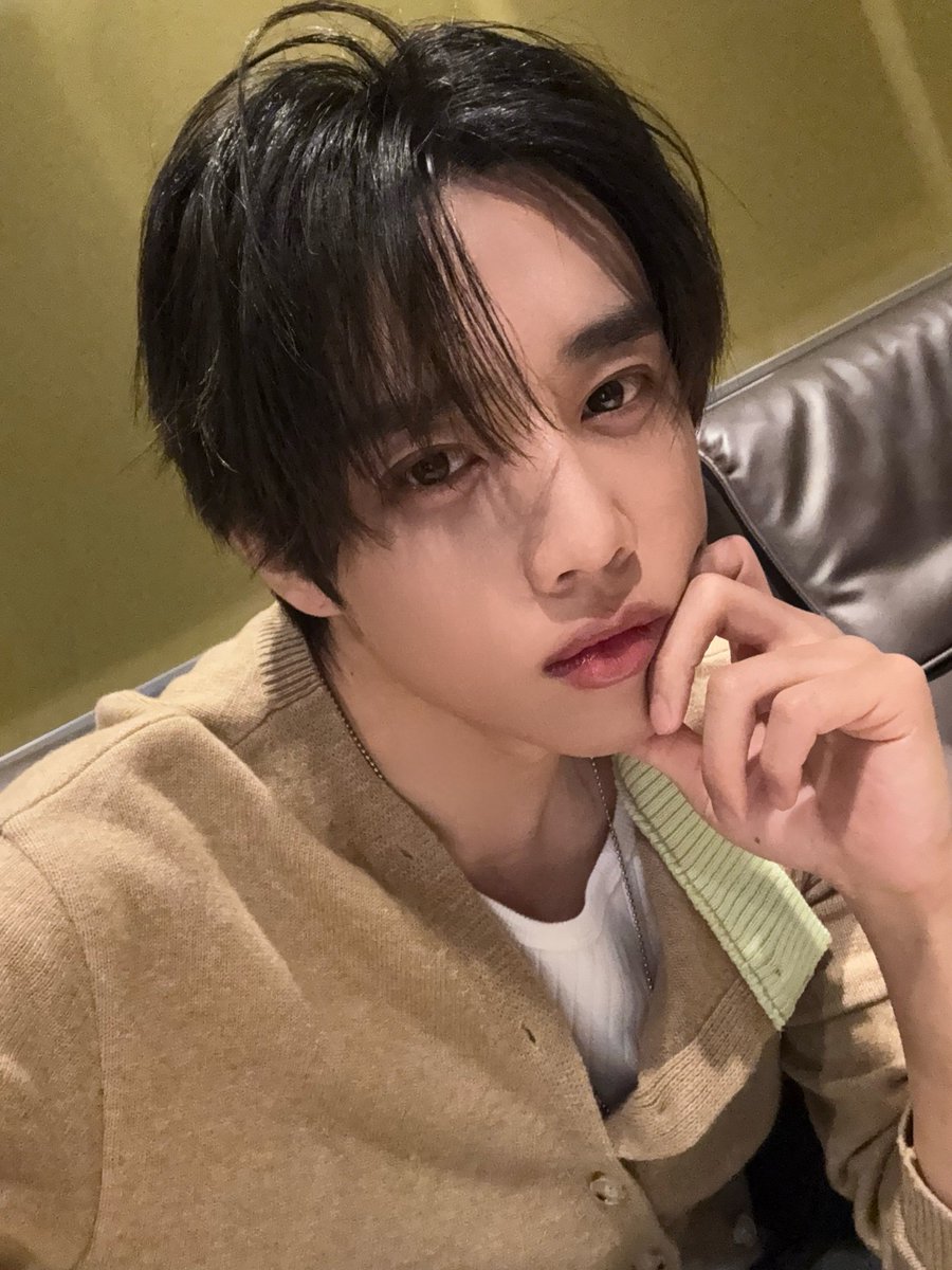 THEBOYZ_officl's tweet image. [📸] 선우 아이돌 라디오 시즌4 DJ 완료🦝 남다른 새해 소원과 함께 등장한 우리의 행운 떤디🍀 오늘따라 떤디의 취향 저격인 곡들을 잔뜩 만난 것 같은 느낌🤞 즐겁게 보낸 오늘을 생각하며 2월에 다시 만날 떤디를 기다려 주세요😉

#THEBOYZ #더보이즈 
#SUNWOO #선우