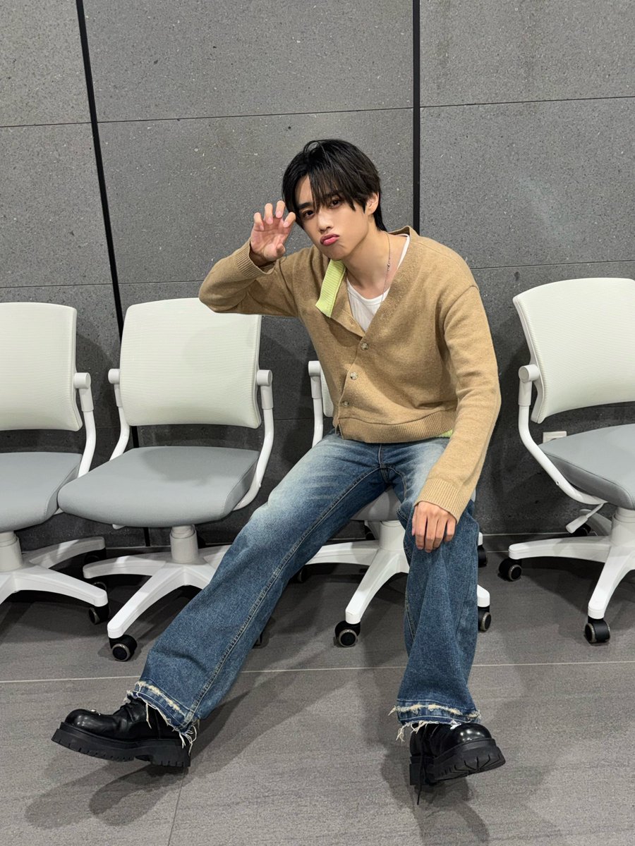 THEBOYZ_officl's tweet image. [📸] 선우 아이돌 라디오 시즌4 DJ 완료🦝 남다른 새해 소원과 함께 등장한 우리의 행운 떤디🍀 오늘따라 떤디의 취향 저격인 곡들을 잔뜩 만난 것 같은 느낌🤞 즐겁게 보낸 오늘을 생각하며 2월에 다시 만날 떤디를 기다려 주세요😉

#THEBOYZ #더보이즈 
#SUNWOO #선우