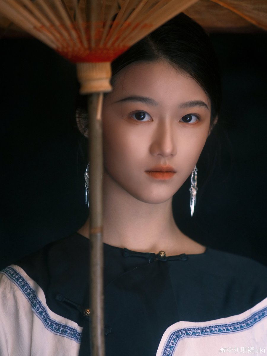 #明星 #明星意淫 #美腿 #意淫 #意淫网红 #意淫美女 #性感 #尤物 #诱人 #Beautifulwoman #Chinese #Beauty #明星合成 #冷门女星 #骚货 #母狗 #反差 #婊子
刘琪锜，2008年11月出生于广东省汕头市，中国内地女演员。