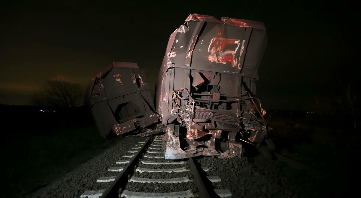 W niemieckim Essen wykoleił się pociąg towarowy z 25 tonami materiałów niebezpiecznych.

Do torów przymocowane były metalowe zaciski.  Służby sprawdzają czy zostały umieszczone celowo w ramach sabotażu. 

Wcześniej tą samą trasą miał przejechać amerykański konwój wojskowy z