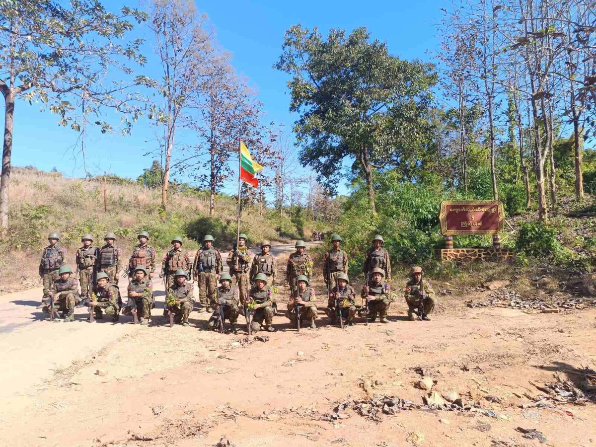 MoeSatKhinn's tweet photo. 🚨 Update: The Tatmadaw has retaken the LIR (148) base in Kyaukhlebee from #TNLA and #MDYPDF forces. Security forces were greeted by local residents along the Mogok-Mandalay highway today as they moved to restore peace and stability to the region. 🇲🇲 #Myanmar #Mandalay #Mogok https://t.co/dUHZDfC5VF