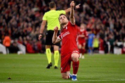 🚨 — قبل شهرين جماهير النصر يهاجمون نيفيز في حسابه عبر الإنستغرام بصور الراحل جوتا بعد انتقاده للتحكيم   ماذا حدث بعدها؟   نيفيز يرد على جماهير النصر   وقام بالاحتفال على طريقة صديقه الراحل جوتا

#الهلال_النصر