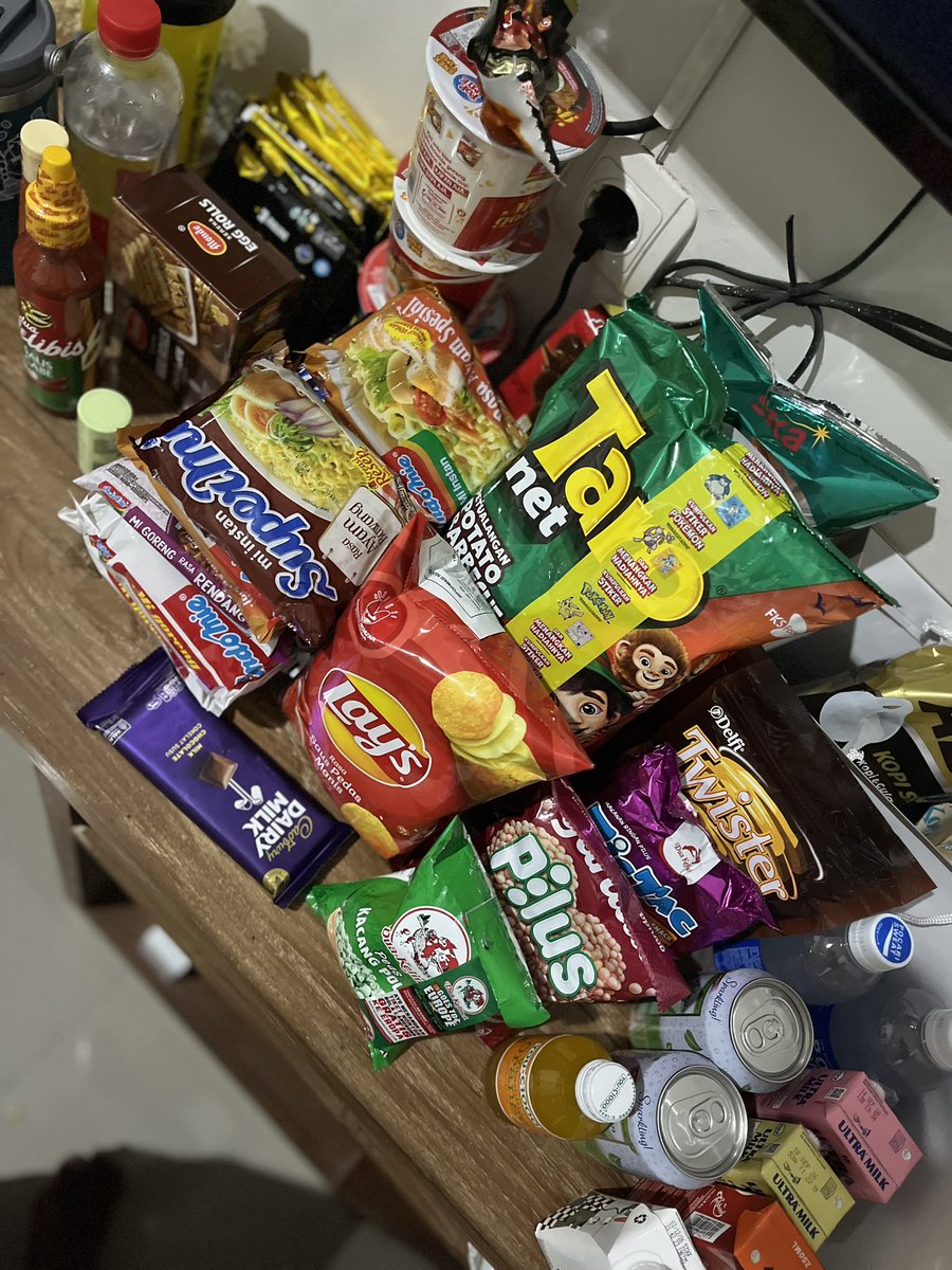 😂😂 
Anggap saja lagi buka kantin di kamar wkwk
Jangan salpok ya kalian padaaaaa

Musim ujan mager anak kost indomie ajah yahh,
Yakin ga mau mampir wkwkwkwk

#gayjogja #gaysemarang #gaysurakarta