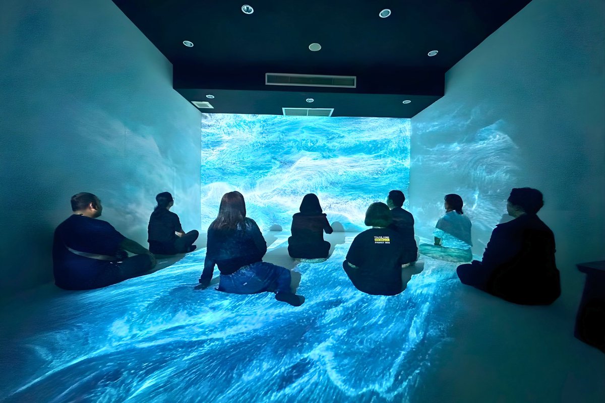 🎨🌴 Thailand Biennale Phuket brengt hedendaagse kunst naar één van de mooiste eilanden van Thailand. 

Verspreid over Phuket ontdek je indrukwekkende kunstwerken op bijzondere locaties, van historische plekken tot in de natuur. 

De Biënnale verbindt kunst, cultuur en omgeving