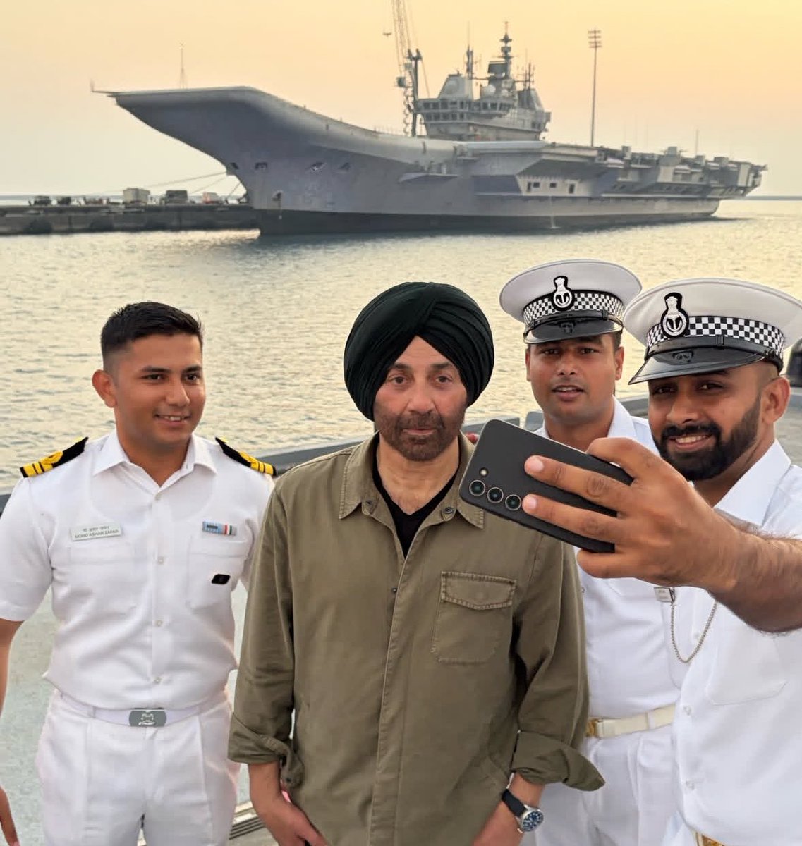 LegendDeols's tweet image. Hindustan .. Meri jaan 🇮🇳 
Meri Aan ..
Meri shaan …
       Hindustan ❤️❤️❤️.
#Sunny Deol at #INSVikrant with Navy personnel.
#IndianNavy #Border2
