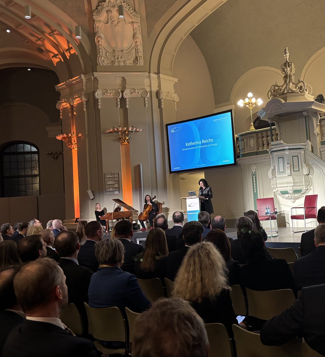 AlEmbGermany's tweet image. 🇩🇪| Das Neujahrstreffen 2026 des deutschen Ost-Ausschusses (Ost-Ausschuss) fand in Anwesenheit der Bundesministerin für Wirtschaft und Energie, Frau Katharina Reiche, statt. In ihrer Rede stellte die Ministerin die wirtschaftlichen Ziele Deutschlands vor, die eng mit den…