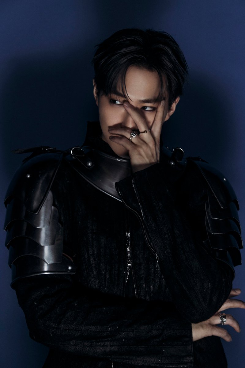 weareoneEXO's tweet image. 'Crown' Teaser Image 01

EXO 엑소 The 8th Album 【REVERXE】
➫ 2026.01.19 6PM (KST)

💿Pre-order&amp;amp;save&amp;amp;add
EXO.lnk.to/REVERXE

#EXO #엑소 #weareoneEXO 
#Crown #EXO_Crown
#REVERXE