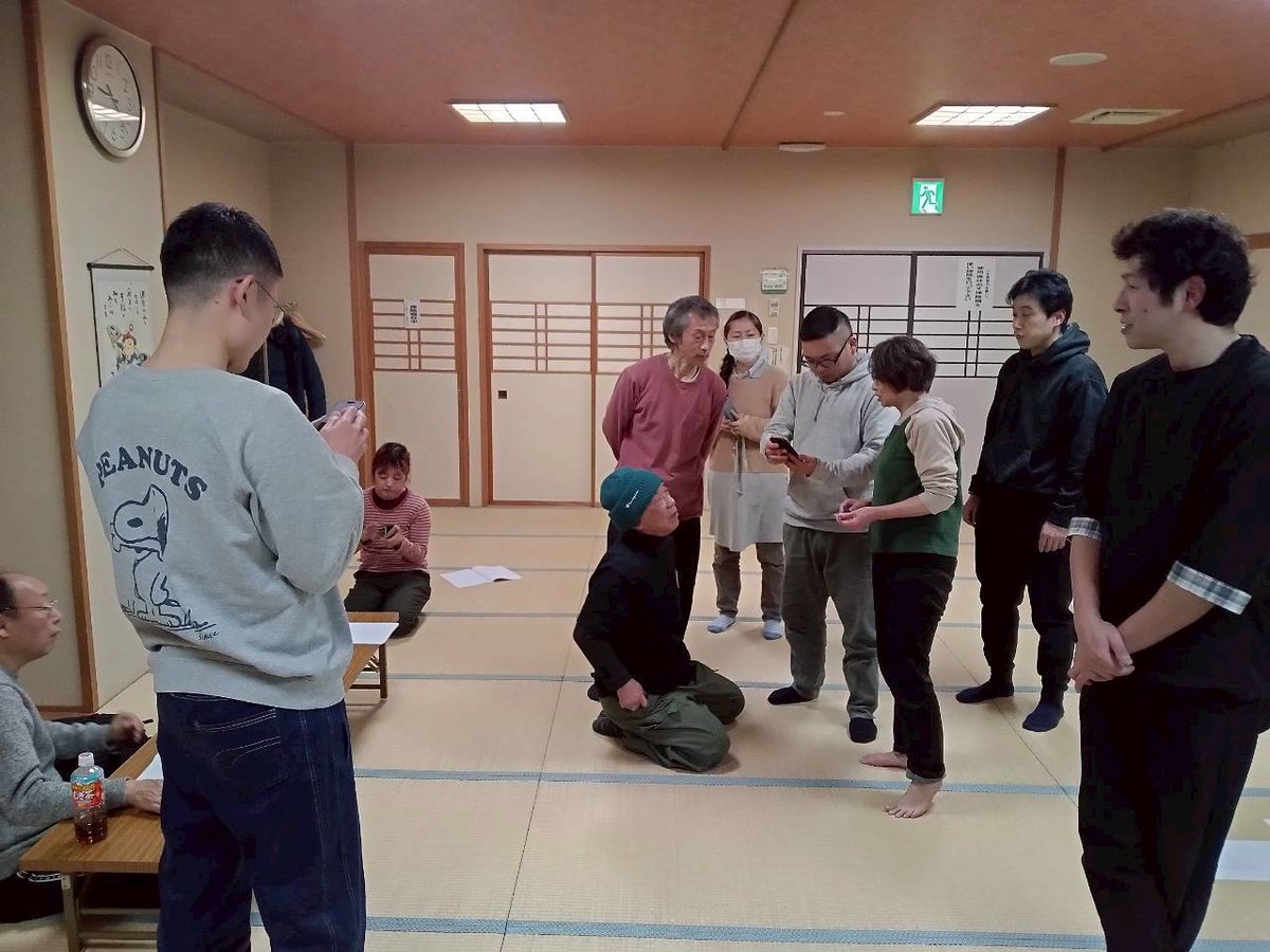 【新作部族】稽古。アップとウォームアップも忘れず…5月公演本読み徐々に始まってます。みんなで世界観などをワチャワチャ想像共有したりも！今週末の松本市(ぴかぴか芝居塾ワークショップ発表会公演『ちいさな勇者たち』と長野市「信州 ネクスト・シアター」に仮チラシ入ります☆ついにタイトルが🤭