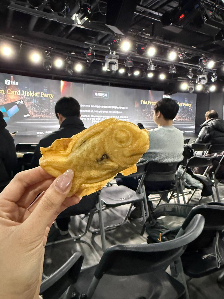 Crypto_nana's tweet photo. 트리아 밋업 다녀와서 집 와서 쓰는 후기!

오늘 빅스페이스에서 열린 @useTria  밋업 다녀왔습니다!
분위기도 좋고, 음식도 생각보다 훨씬 괜찮아서 2접시나 먹어버렸어요..

근데 진짜 레전드는 현장에서 바로 구워주던 붕어빵…!!
속이 꼬리까지 꽉 차 있어서 케이터링보다 더 맛있었어요.
댕꿀맛!!!

@gimseonghe56400 크립토언니가 직접 만들어준 쫀쿠도 받아서 디저트까지 완벽하게 마무리했습니다 :)
같이 트리아 야핑한 라머햄도 봐서 너무 반가웠습니다!

Tria 퀴즈 이벤트도 있었는데
독도다오 야핑하면서 Tria 글을 매일 써서 그런지
문제 보자마자 바로 눌렀더니 1등 해버림...?!

Tria TGE도 이제 얼마 안 남았다던데,
트리아 해줄꺼지!!!?! 

#Tria #TriaMeetup