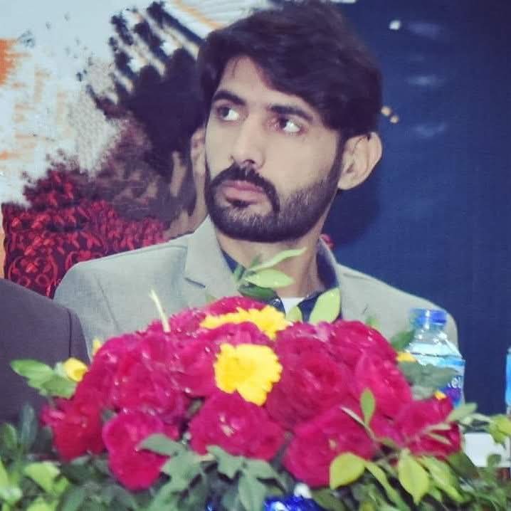 الفت سے  بڑے ناز سے پالی ہے اداسی
ہم نے تو ترے بعد سنبھالی ہے اداسی 
۔ 
اک جاٹ کے بیٹے نے محبت کی زمیں پر
دو ہجر کے اشکوں سے اگا لی ہے اداسی
۔
نعمان علی ہاشم
#نعمانیات