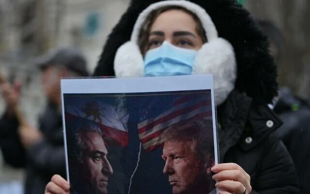 times_persian's tweet photo. دونالد ترامپ رئیس جمهوری ایالات متحده که به نظر می آید از مذاکره با دولت ایران منصرف شده است، روز سه شنبه به معترضان در ایران گفت «کمک در راه است» و از آنها خواست به اعتراضات ادامه دهند و نهادهای کشور را به تصرف در آورند.
https://t.co/QqnIWRkND7 https://t.co/DWuUrcKGXa