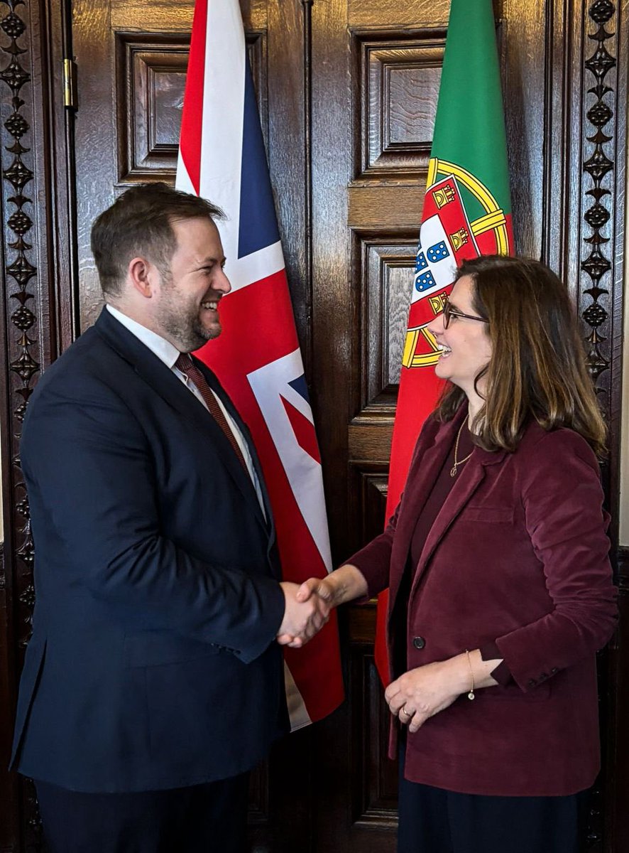 The UK’s historic alliance with #Portugal is delivering results - from removing barriers to trade, to deepening our security cooperation.

Great to meet with <a href="/ines_cldomingos/">Inês Domingos</a> today as we work together to drive growth, support Ukraine, and secure our shared future. 🇬🇧 🤝 🇵🇹🇪🇺