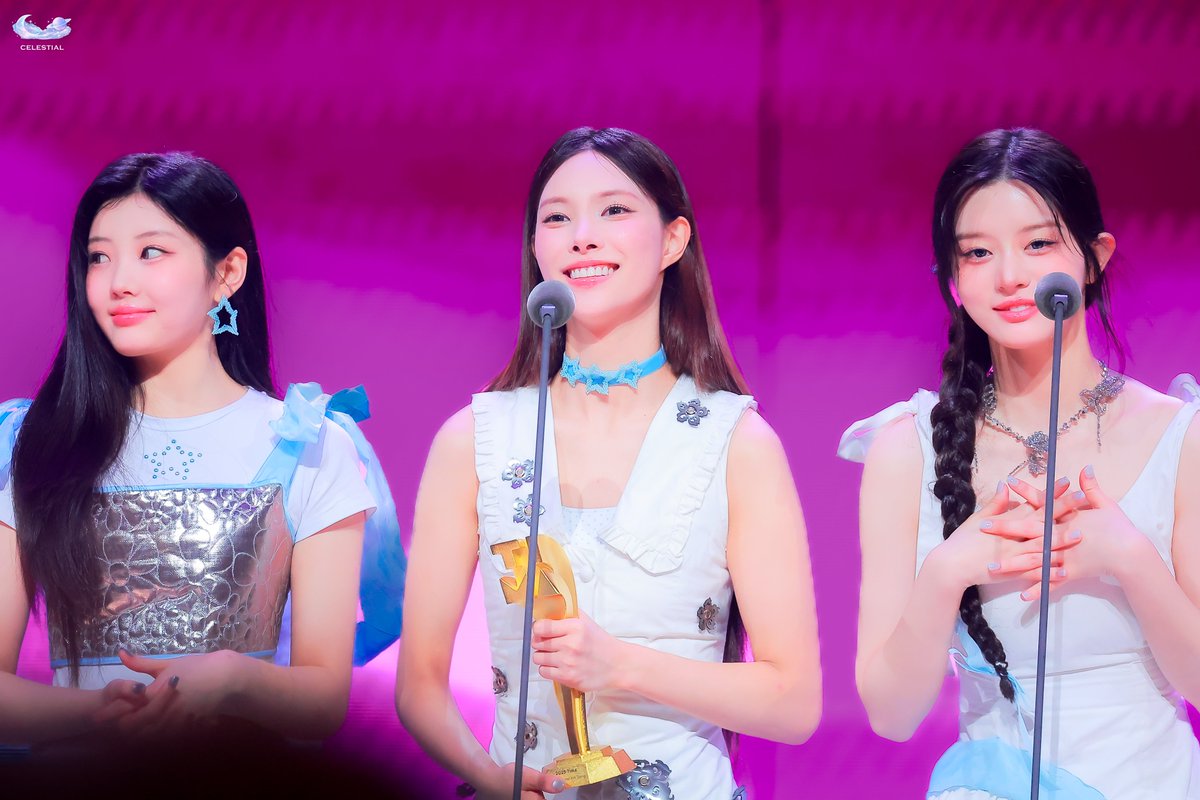 celestial0115's tweet image. 윤아와 함께 맞이하는 세 번째 생일 ✨
함께한 시간만큼 쌓인 소중한 추억들이 떠오르는 오늘, 윤아의 하루가 세상에서 가장 행복하길 바라.
우리에게, 그리고 글릿에게 준 커다란 행복만큼 윤아도 온 마음 다해 사랑받는 하루가 되었으면 좋겠어.
언제나 이 자리에서 변함없이 응원할게. 생일 축하해,…