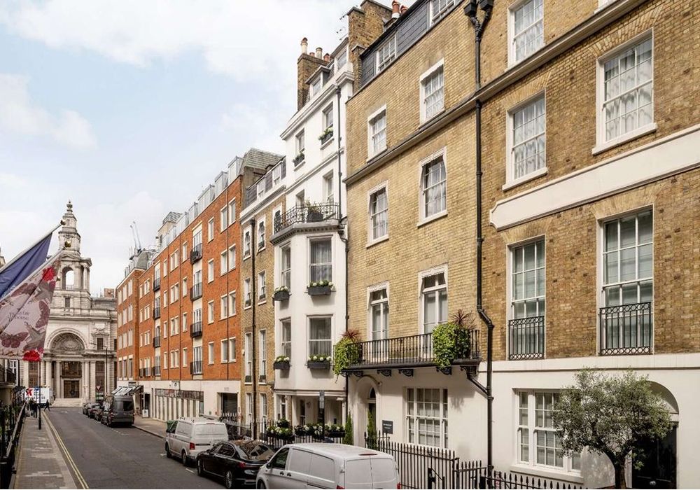 AbodeTwo's tweet image. Our #Property Of The Week takes us to the heart of #Mayfair’s literary soul 🏛️

Oscar Wilde once called these Half Moon Street lodgings home, and it was here—amidst the velvet and wit of his bachelor years—that ‘The Importance of Being Earnest’ was born buff.ly/V5I45sF