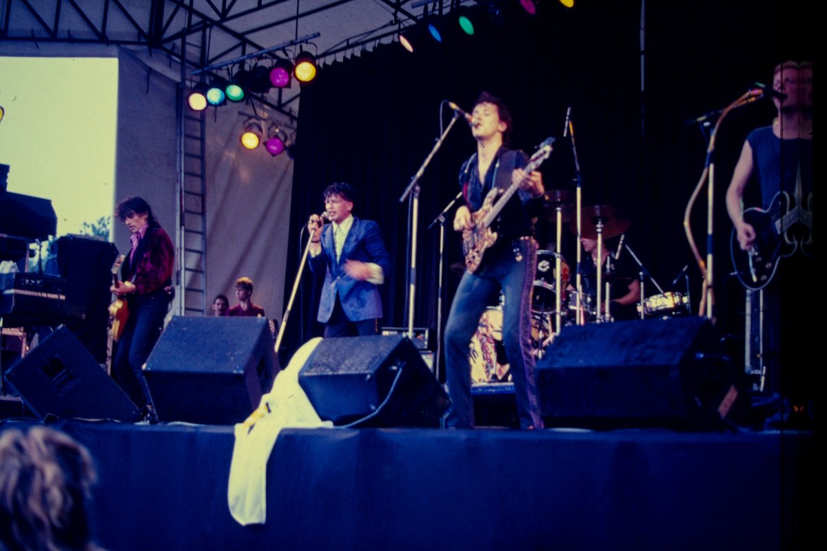 Dia's aan het digitaliseren. Dit vond ik wel een bijzondere. Wist niet dat ik die had. Herman Brood op een festival in Hardenberg way back. #hermanbrood #hardenberg #analoog