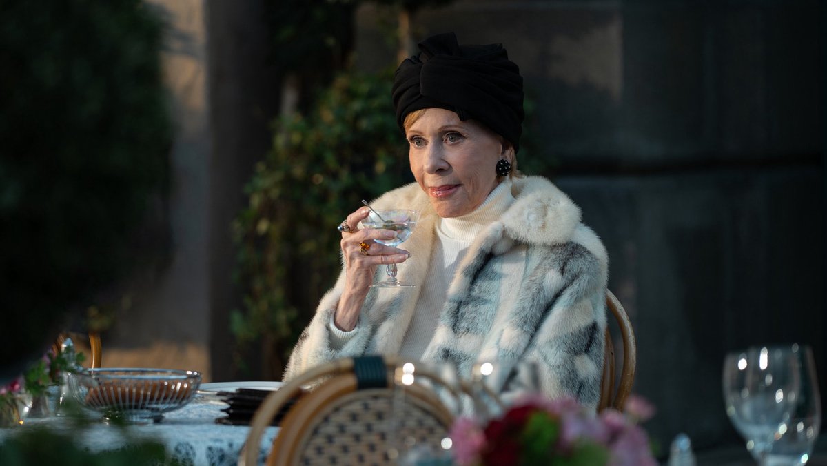 AppleTVNewsHub's tweet image. The Season 2 finale of #PalmRoyale is now streaming on #AppleTV