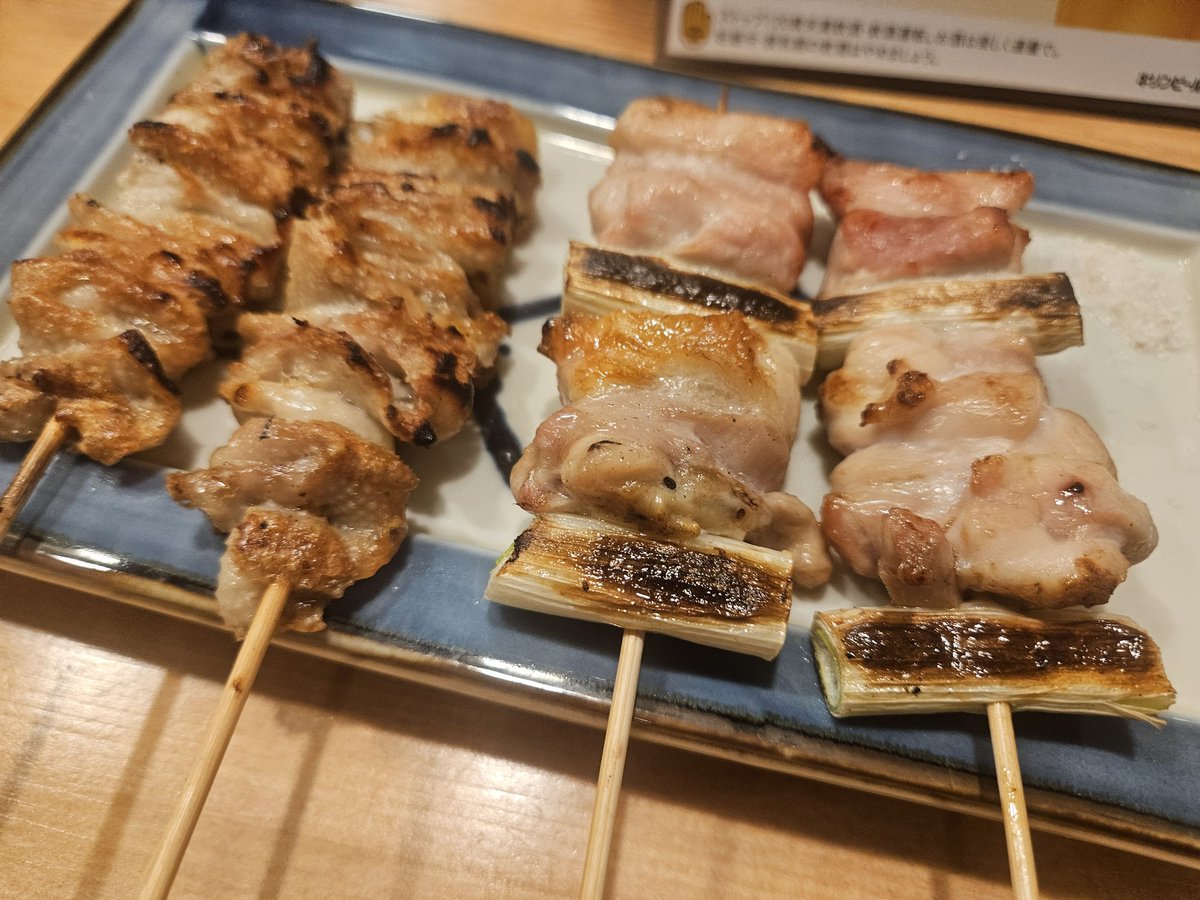 中野新橋 炭火焼鳥 縁灯
中野新橋駅近くの人気店「とり花」から独立した人のお店だそうで、オープン間もないのに安定して客入りが安定してる。

どの串も丁寧で美味しいし、一升瓶に入った日置というウイスキーのハイボールが印象的だった。休日前は朝5時までやってて朝まで飲む時の選択肢にも入りそう