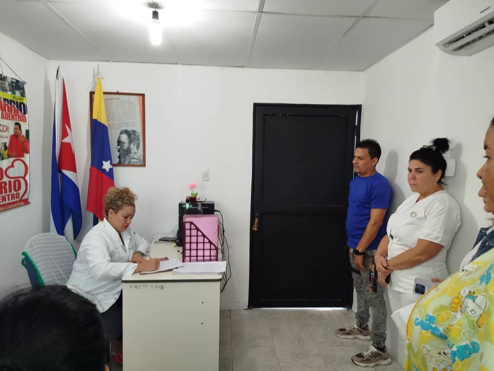 La Misión Barrio Adentro es el corazón de la colaboración entre #Cuba y #Venezuela. Miles de vidas salvadas y atención gratuita en cada comunidad demuestran la fuerza de la hermandad. 🇻🇪🇨🇺 #CubaConVenezuela #CubaPorLaVida