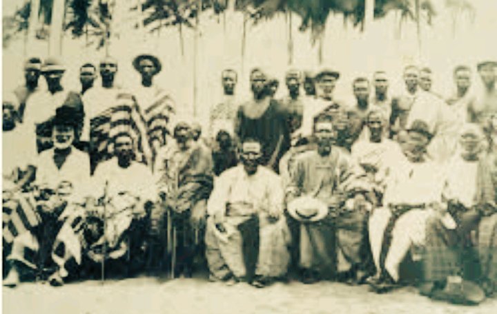 dambe_kombate's tweet photo. Il faut arrêter de tourner autour du pot.
La famille #Olympio a été impliquée dans la traite #négrière au XIXᵉ siècle. Ce n’est ni une #insinuation ni une #polémique contemporaine. C’est un fait historique.
Famille afro-#brésilienne installée sur la côte du Golfe de #Guinée, les Olympio ont été des acteurs des circuits #commerciaux de la #traite, au même titre que d’autres grandes maisons côtières. Ils ont détenu des #esclaves, servi d’#intermédiaires et participé à leur #revente.
Les #archives commerciales et les récits #coloniaux montrent clairement que ces maisons n’étaient pas périphériques, mais intégrées au mécanisme économique de l’#esclavage atlantique. On n’y faisait pas #fortune par hasard ou par passivité, mais par #participation active.
#Nier cette réalité, c’est #falsifier l’histoire.
La #relativiser, c’est la #diluer volontairement.
La passer sous #silence, c’est préférer le #mythe à la vérité.
L’histoire n’a pas besoin d’être adoucie. Elle exige d’être dite. Point.
♥️♥️🇹🇬🇹🇬🇹🇬
#Togo #Tgtwittos
@POTUS @EmmanuelMacron @bundeskanzler @10DowningStreet @Pontifex_fr @antonioguterres
@aliounetine16 @CheickIbtidiani @LyAissata223 @djoko_officiel @vieuxmko @PontshiMamitsho @Adimbola @dixneufsoixante @LNTribune @LCotonou45755 @AttinoG @Ndiayetrust @Mamouwa_S @coline_fay @Baconib @RamatouDe @e_ndao @hayatifall @CerfiaFR @OPPRIME_REVOLTE @HapsatouSy @coumbatitude @M_Koulibaly @autruicomoi @babswad @LaTeam228 @Elanelaws @segadiarrah @Farida_N @SamzyCarterIXV @Memeinto_Mori @GuyMariusSagna @vieuxaidara @FarafinaW @ASVITTO1 @salmamara1 @DelphineSankara @Smith_JeffreyT @Joe__Bassey @SMwanamilongo1 @africatechie