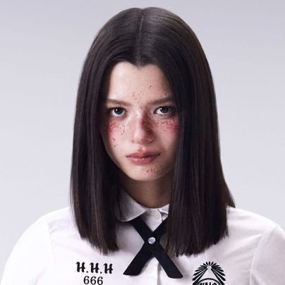 sapphiccgirl_'s tweet image. a primeira diferença evidente nas fotos é a franja que é bem característico da primeira nanno, mas a nanno da becky não tem (o que deixa claro que ela não é a mesma!!) e ganha espaço pra novas características marcantes, como o cabelo em formato de coração, ou a pinta na bochecha