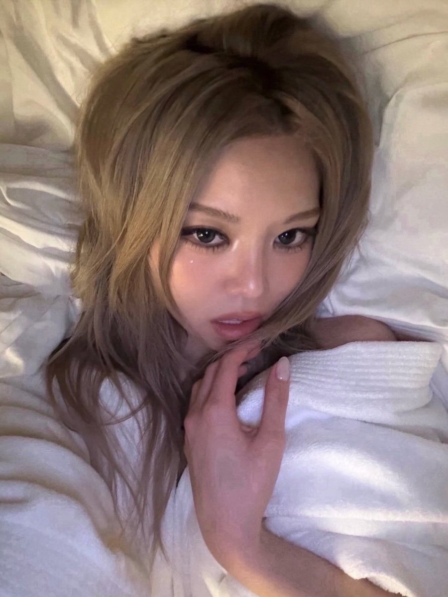 pyecher's tweet image. SHE IS SOOO FINNNEEEE