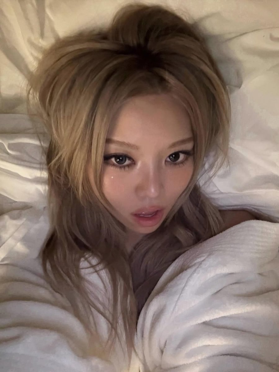 pyecher's tweet image. SHE IS SOOO FINNNEEEE