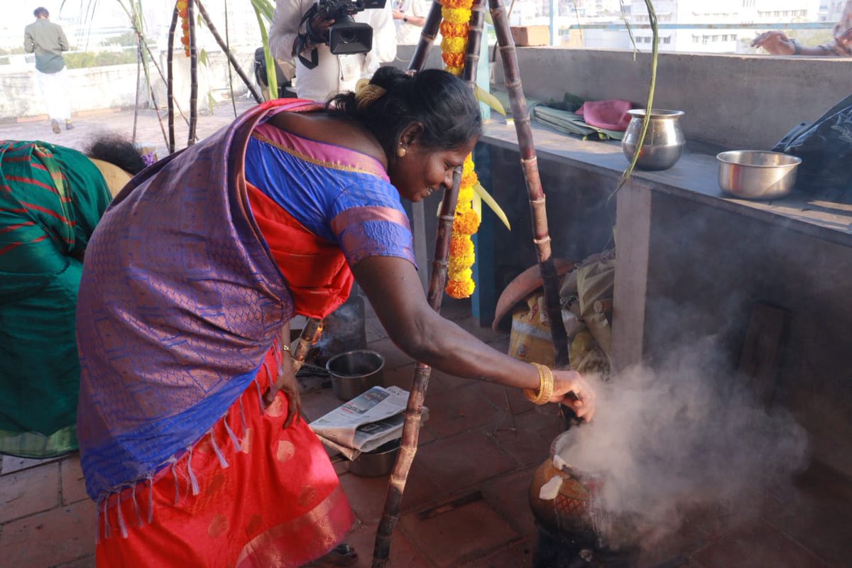 ishopinnokaiz's tweet image. 🌾✨ JB Group பொங்கல் விழா ✨🌾

பாரம்பரியத்தின் பெருமையும், ஒற்றுமையின் அழகும்,

வெற்றியின் நம்பிக்கையும் ஒன்றாக இணைந்த இனிய பொங்கல் கொண்டாட்டம்.

இனிய பொங்கல் நல்வாழ்த்துகள்! 🌞

@ISHOPInnokaiz @INNOKAIZ @FuehrerCapitalPulsecue

#JBGroup