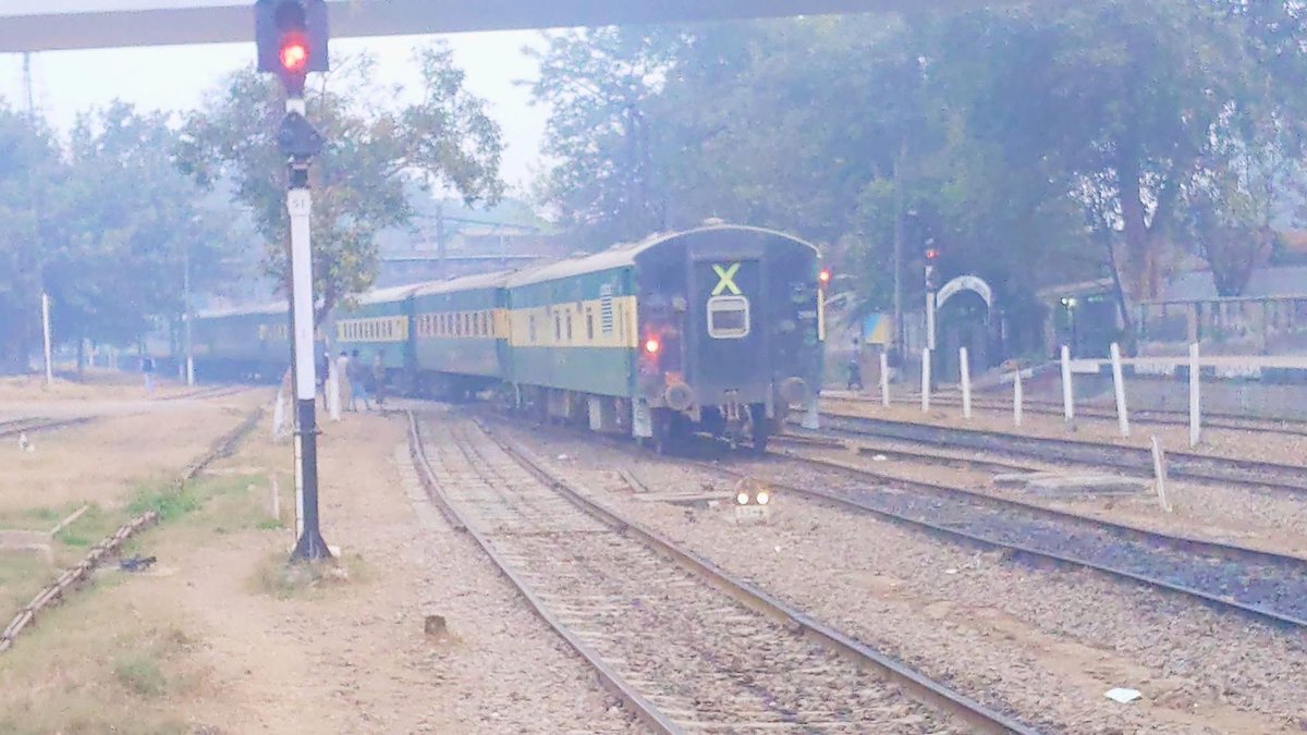 AfaqSomroo's tweet image. #قومی_زبان 
27 دسمبر 2007: جب ہزارہ ایکسپریس سرحری میں رکی اور انسانیت نے سفر سنبھال لیا
(میر زمان منگسی، سرحری اور پاکستان ریلوے کے ایک ناقابلِ فراموش دن کی گواہی)
27 دسمبر 2007
پاکستان کی تاریخ کا سیاہ ترین دن
اور پاکستان ریلوے کی تاریخ کا وہ لمحہ
جب ایک ٹرین صرف پٹری پر نہیں…