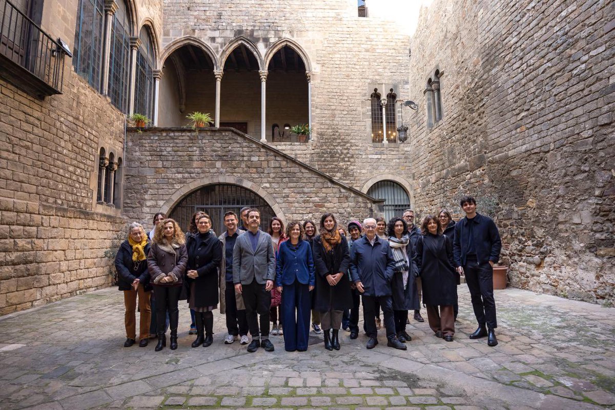 lletres's tweet image. Avui hem presentat en roda de premsa el projecte arquitectònic de Casa de les Lletres que s’ubicarà al Palau Requesens i acollirà les seus de @lletres @EscriptorsAELC @_ACEC @PENCatala @Ibbycat @espaisescrits i @BonesLletres 

Obrirà les portes el 2028

@cultura_cat