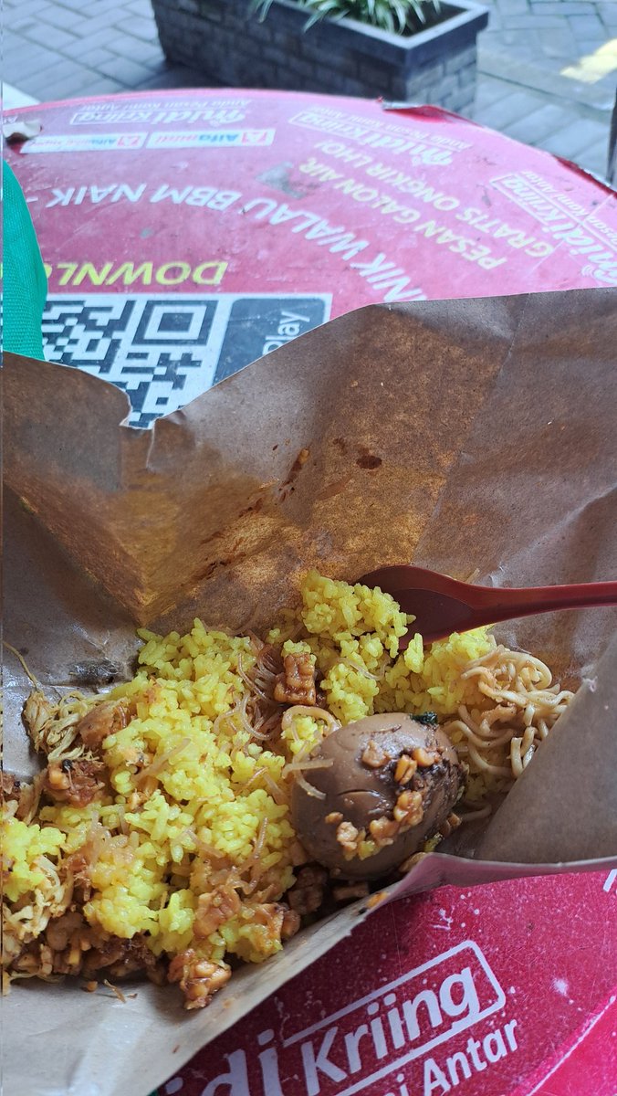 Nasi Kuning beli di Pemogan, makan di Kasihan.